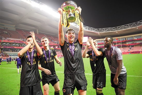 无萨拉赫！利物浦晒对阵布莱顿海报：范戴克等5人出镜（萨拉赫缺席！利物浦发布战布莱顿海报：范戴克等5人亮相）