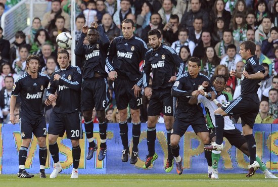 D站米兰哥第11集：前场逼抢的形同虚设和缺少核心的无可奈何（D站米兰哥第11集：前场逼抢失灵，核心缺位的无奈）