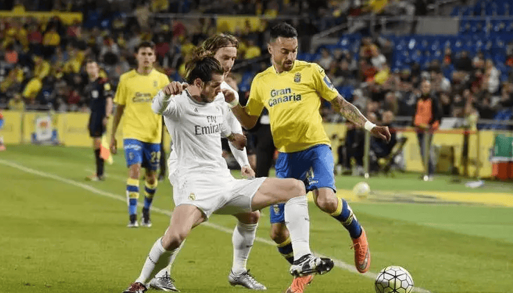 卡拉格：斯凯利是天才球员，对他未入选英格兰大名单感到惊讶（卡拉格盛赞斯凯利天赋异禀，惊讶其无缘英格兰大名单）