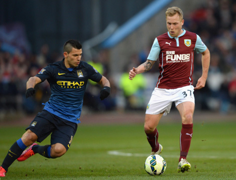 斯卡洛尼戴白手套递交世界杯，因凡蒂诺为仪式错误公开道歉